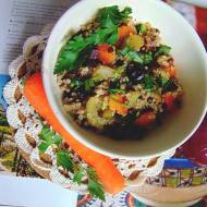 Proste danie wegetariańskie: kasza quiona, soczewica i warzywa.