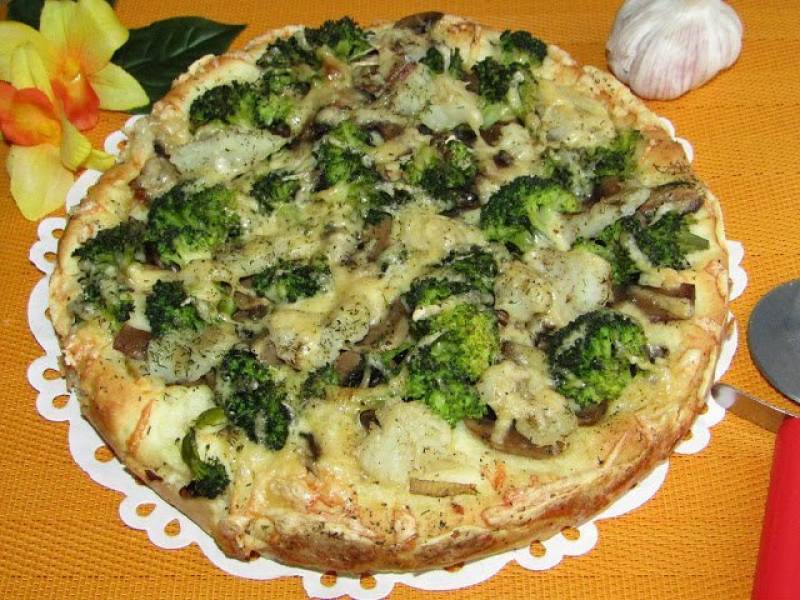 Pizza z brokułem, rybą, pieczarkami i suszonym koperkiem