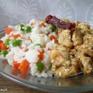 Kurczak w sezamie i ryż jaśminowym z marchewką i groszkiem