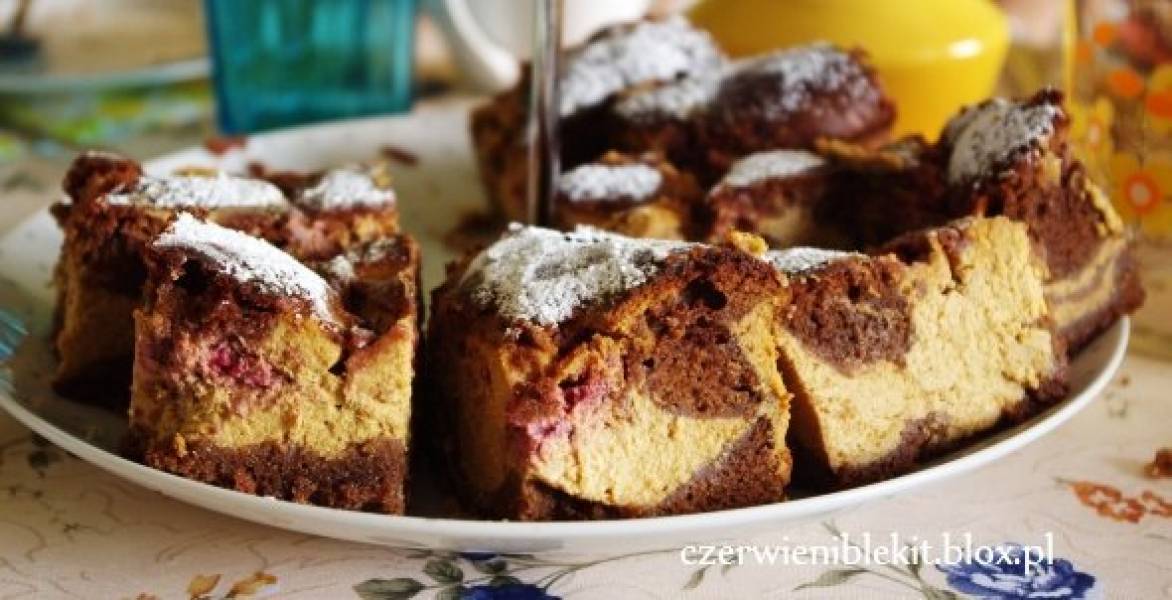 Brownie z serową masą kajmakową i malinami