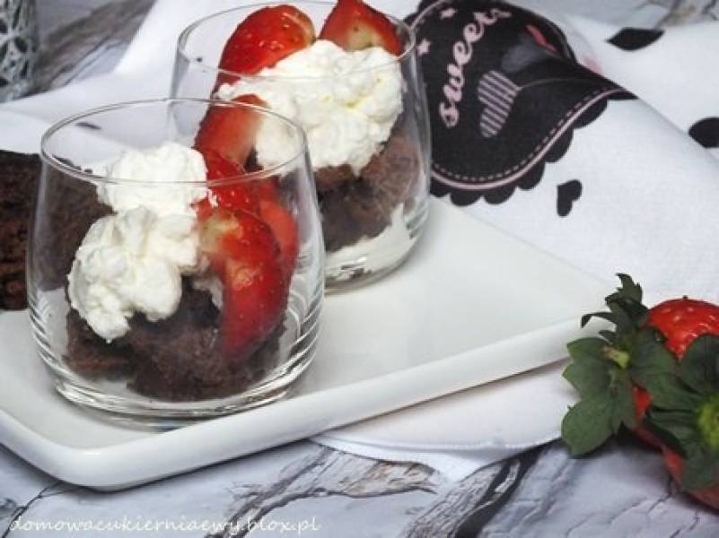 Brownie (z olejem rzepakowym) w pucharkach z truskawkami i bitą śmietaną