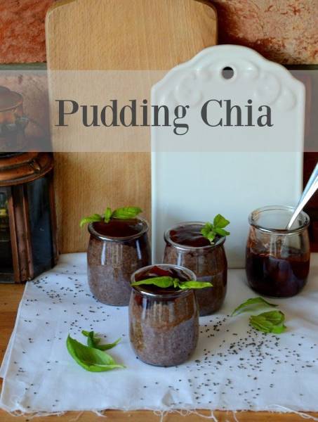 PUDDING CHIA Z KONFITURĄ TRUSKAWKOWĄ