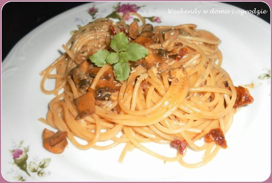 Spaghetti z pieczarkami i suszonymi pomidorami oraz 