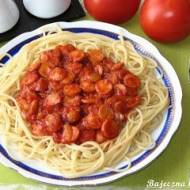 Makaron z parówkami w sosie pomidorowym