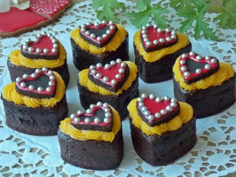 Czekoladowe muffinki z kremem pomarańczowym na Walentynki