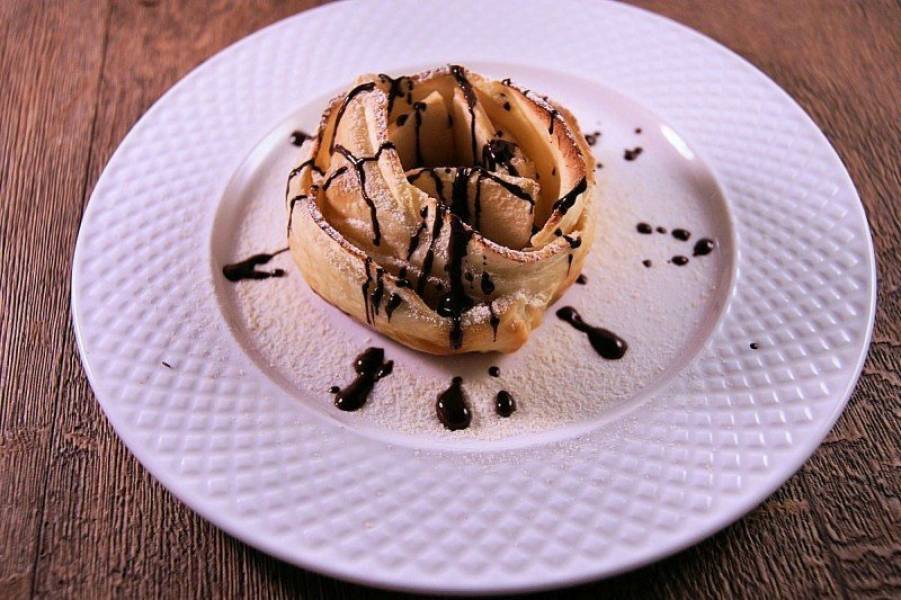 Szybki deser – jabłka, ciasto francuskie i gorzka czekolada