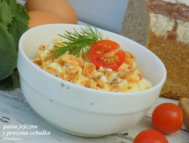 pasta jajeczna z prażoną cebulką