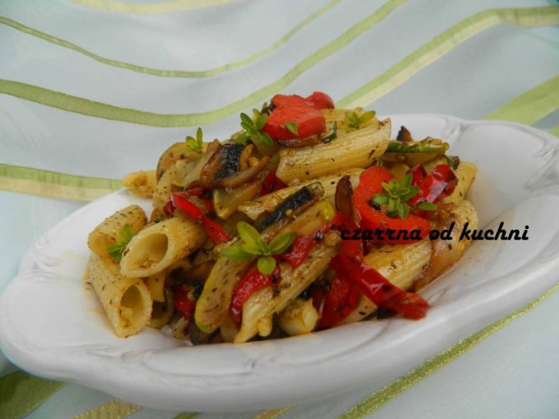 Makaron w pesto z warzywami