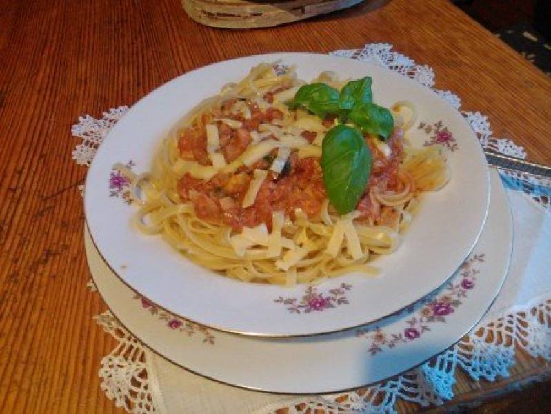 spaghetti z tuńczykiem w sosie pomidorowym