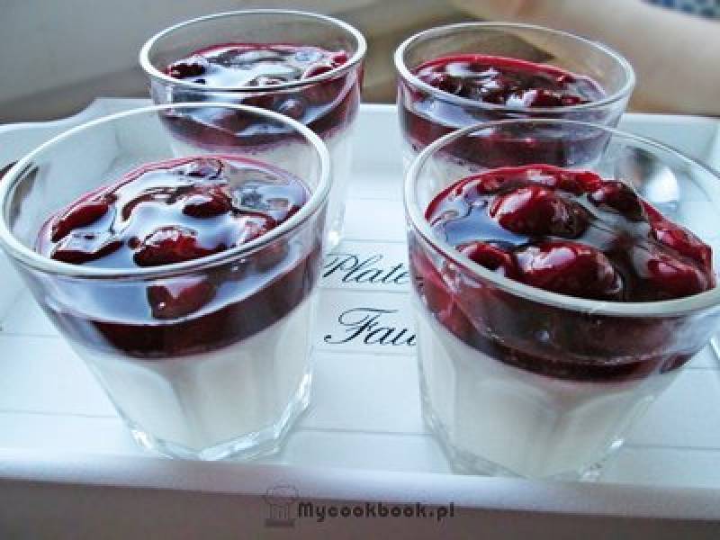 Panna cotta z wiśniowym sosem