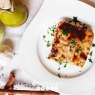 Musaka - grecka zapiekanka z ziemniakami, bakłażanem i mięsem pod beszamelem