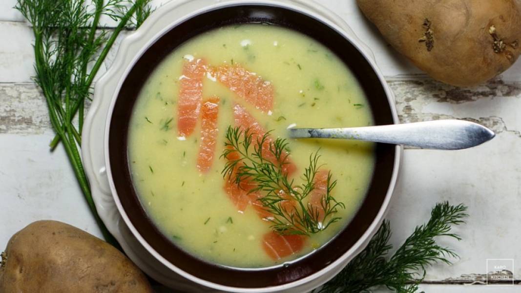 Niecodzienna kartoflanka – zupa krem z ziemniaków i porów, z wędzonym łososiem