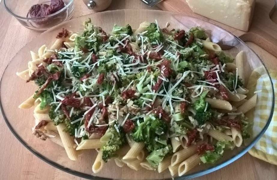 Penne z ragu brokułowo-orzechowym (Penne con ragu' di broccoli e noci)