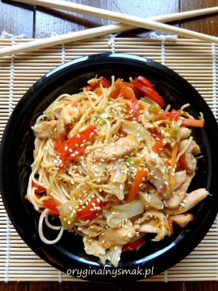Makaron Chow Mein z kurczakiem i warzywami