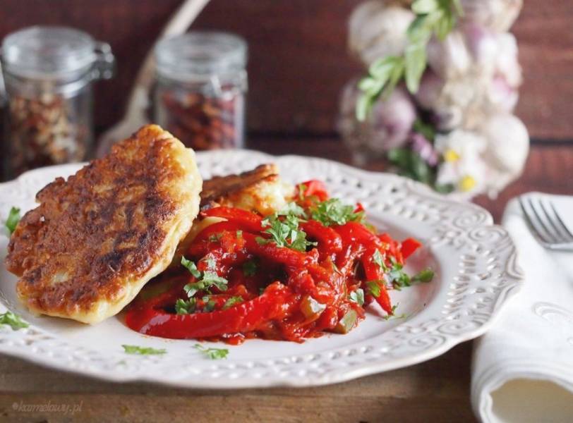 Placuszki kalafiorowe z peperonatą / Cauliflower cakes with peperonata