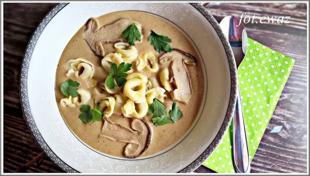 Krem borowikowy z tortellini