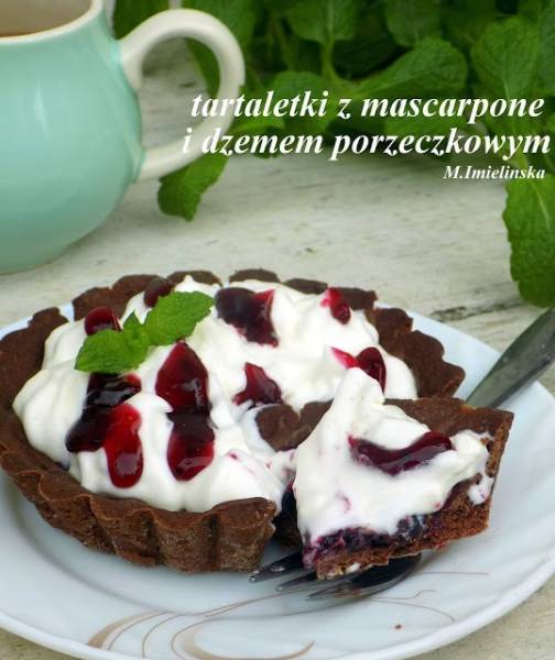 tartaletki z mascarpone i czarną porzeczką