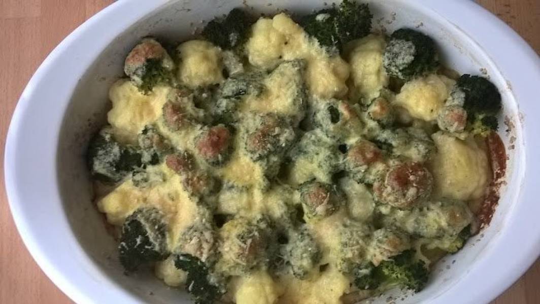 Zapiekanka z brokułów i kalafiora w sosie serowym (Gratin di cavolfiore e broccoli al forno)
