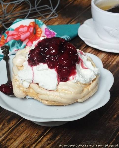 Mini pavlova z frużeliną wiśniową