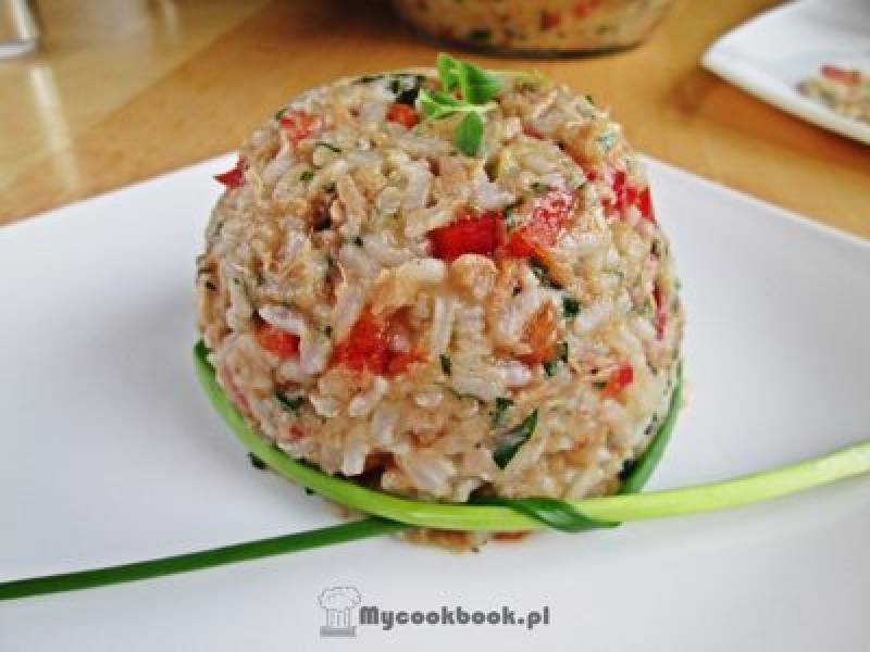 Orientalna sałatka z ryżem i tuńczykiem