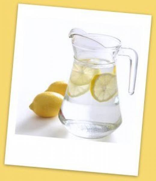 10 powodów dla których warto pić ciepłą wodę z cytryną o poranku