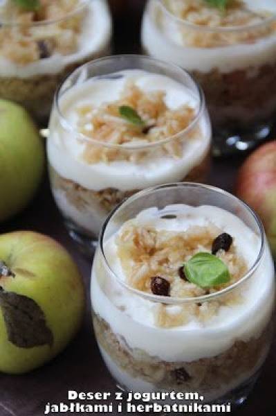 Deser z jogurtem naturalnym, jabłkami i herbatnikami