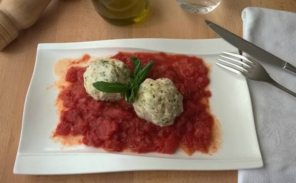 Kluski z ricotty w sosie pomidorowym (Polpette di ricotta al sugo)