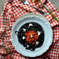 Czarny makaron fettuccine z soczewicą, pomidorami, mozzarellą i  świeżym tymiankiem