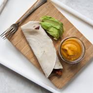 Mój sposób na lunch: Bezglutenowy wrap (a’la burrito) z dipem „serowym” z batatów.