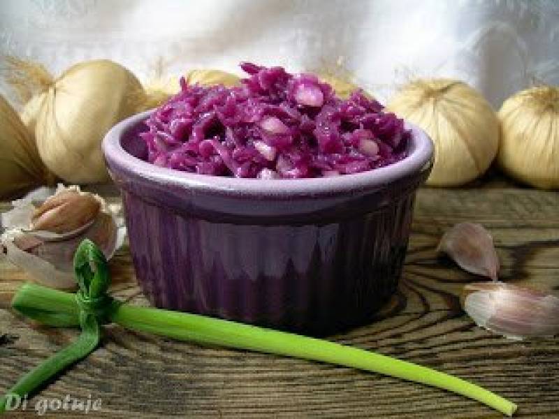 Surówka z czerwonej kapusty (z czosnkową nutą)