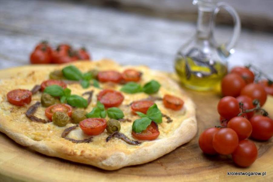 Pizza z anchois i oliwkami