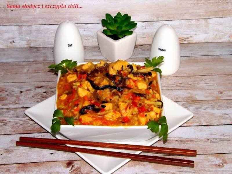 Ryż z warzywną mieszanką chińską i kurczakiem.