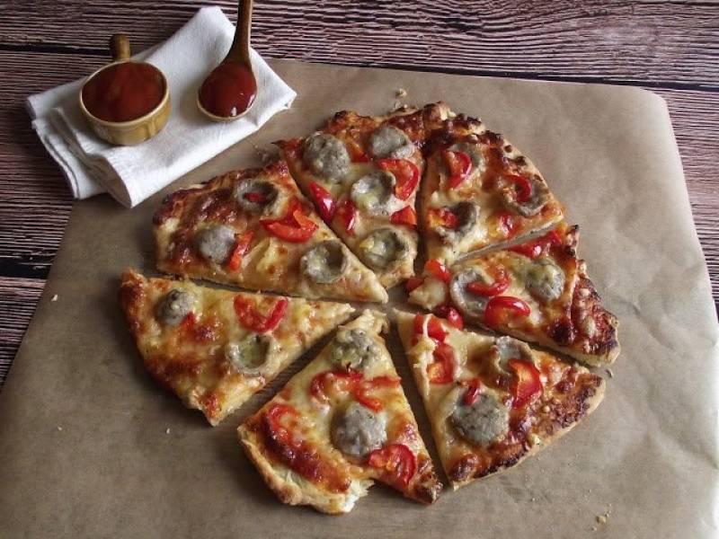 Pizza z białą kiełbasą i papryką na oreganowym spodzie