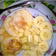 Racuszki z gruszką i bananami skąpane w miodzie. Moje leniwe niedzielne śniadanie.