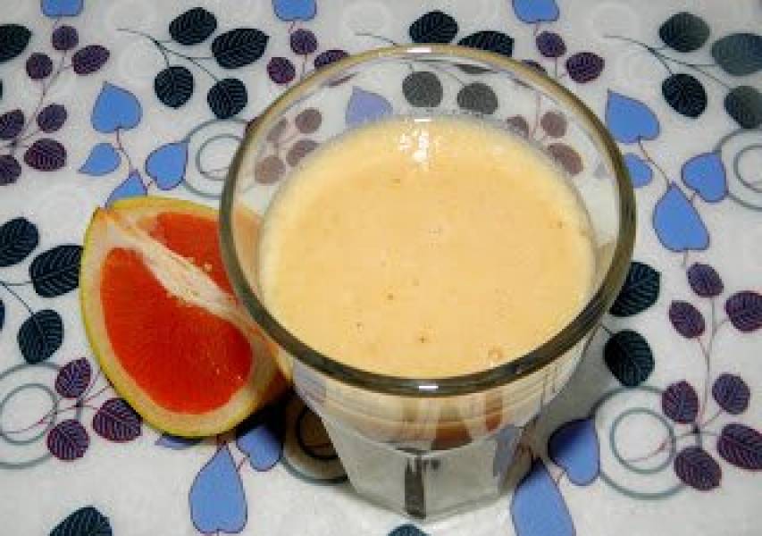 Smoothie grejpfrutowo-bananowe.