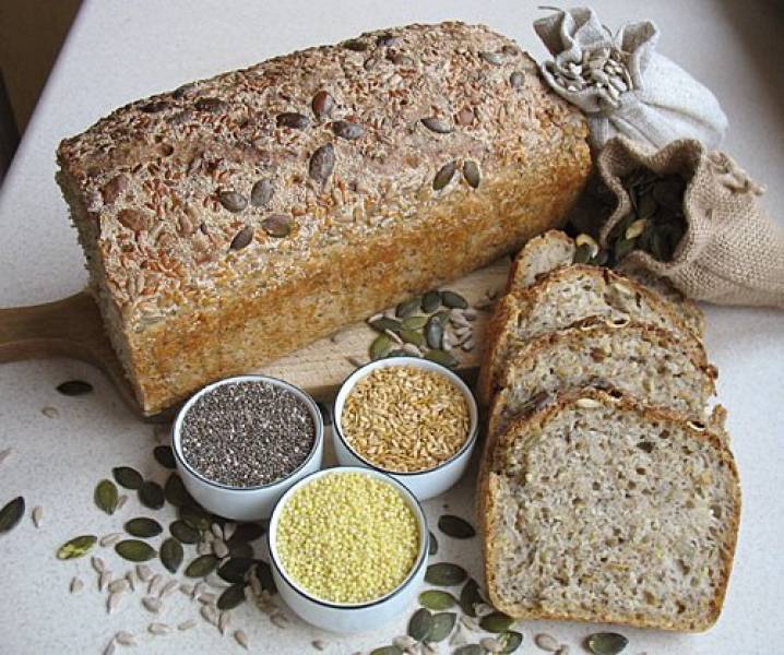 Wieloziarnisty chleb orkiszowy z superfood