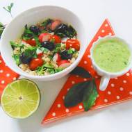 Kolorowa sałatka z komosy ryżowej (quinoa) z warzywami.