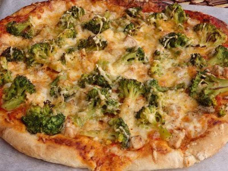 Pizza z kurczakiem i brokułem