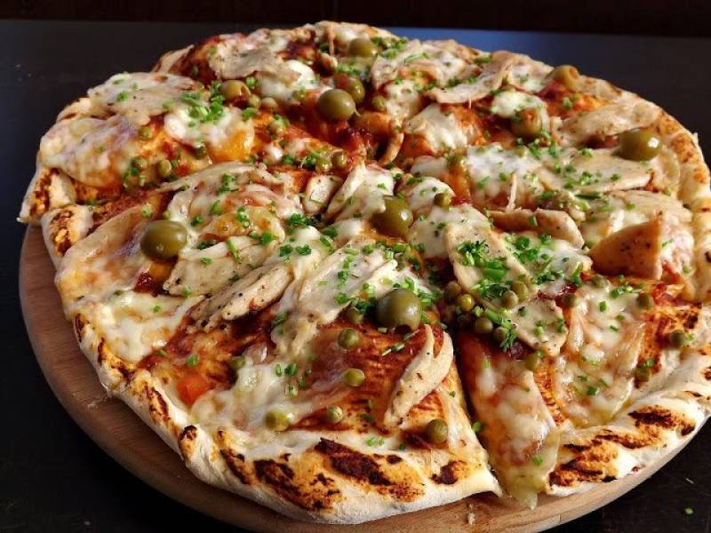 Pizza z mozzarellą i kurczakiem