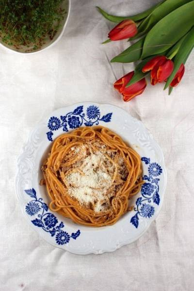 Pomidorowe spaghetti z indykiem i bazylią