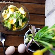 Wielkanocna sałatka z ravioli, brokułem i jajkiem