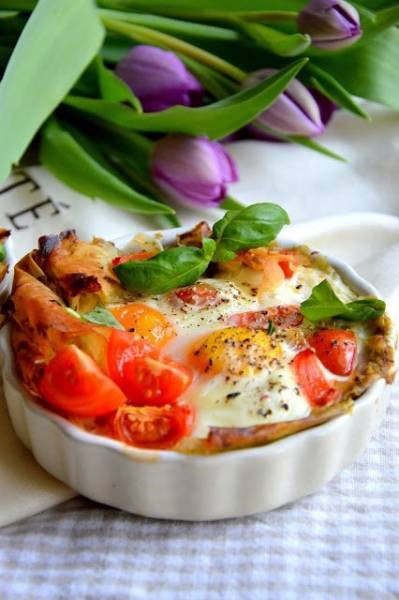 Jajka zapiekane w cieście filo z pesto, pomidorkami i serem mozzarella