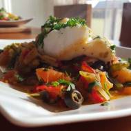 Dorsz po baskijsku – duszona ryba z warzywami