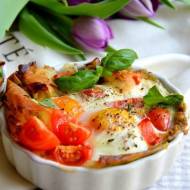 Jajka zapiekane w cieście filo z pesto, pomidorkami i serem mozzarella