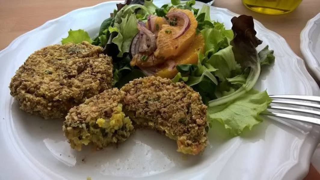 Burgery z quinoa z sałatką z pomarańczy (Burger di quinoa)