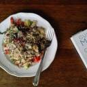 Sałatka na ciepło z kaszą, kurczakiem, jabłkiem i papryką