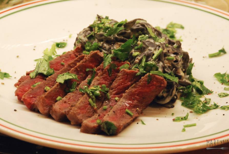 Stek wołowy z czarnym fettucine / Beef steak with black fettuccine