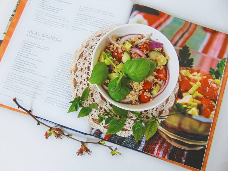 Sałatka z komosy ryżowej (quinoa) z warzywami.