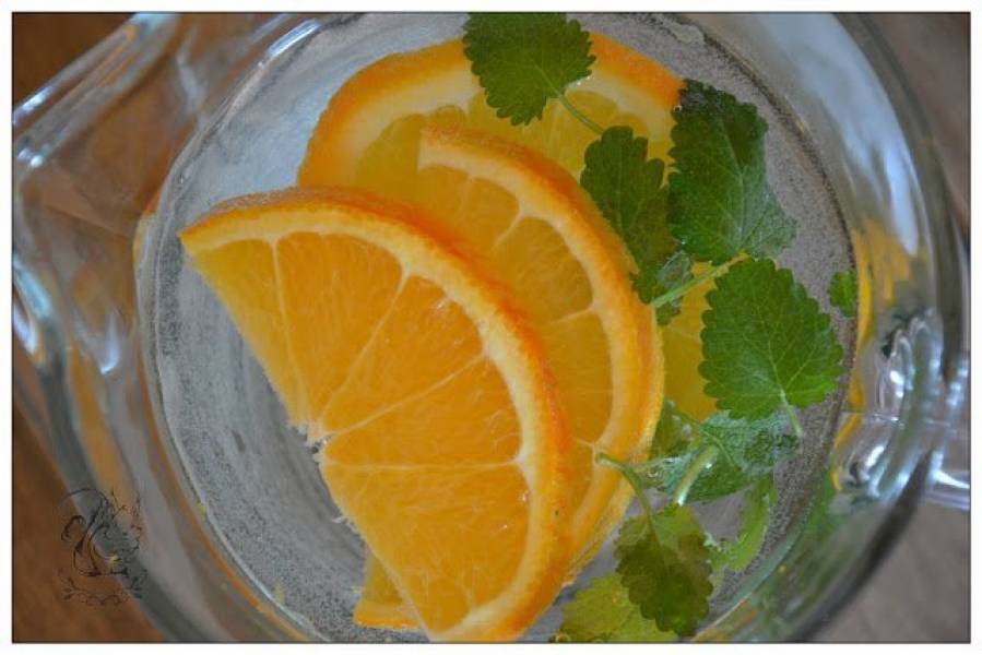 Woda smakowa,z pomarancza i melisa