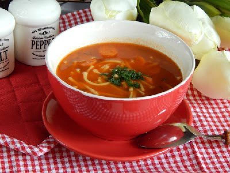 Zupa pomidorowa ze swojskich pomidorów i makaronem